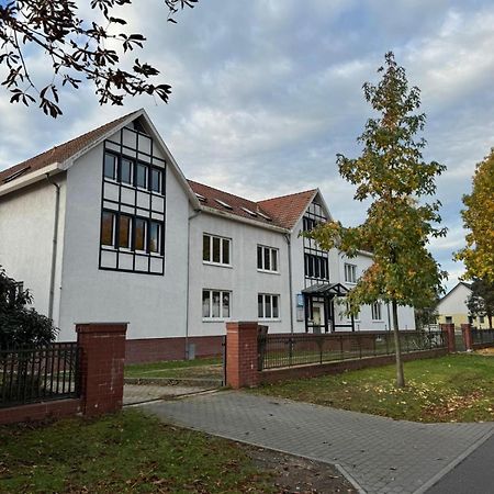 Fc-Apartmenthaus Falkensee Mit Grossem Garten Und Pkw Stellflaechen Dış mekan fotoğraf